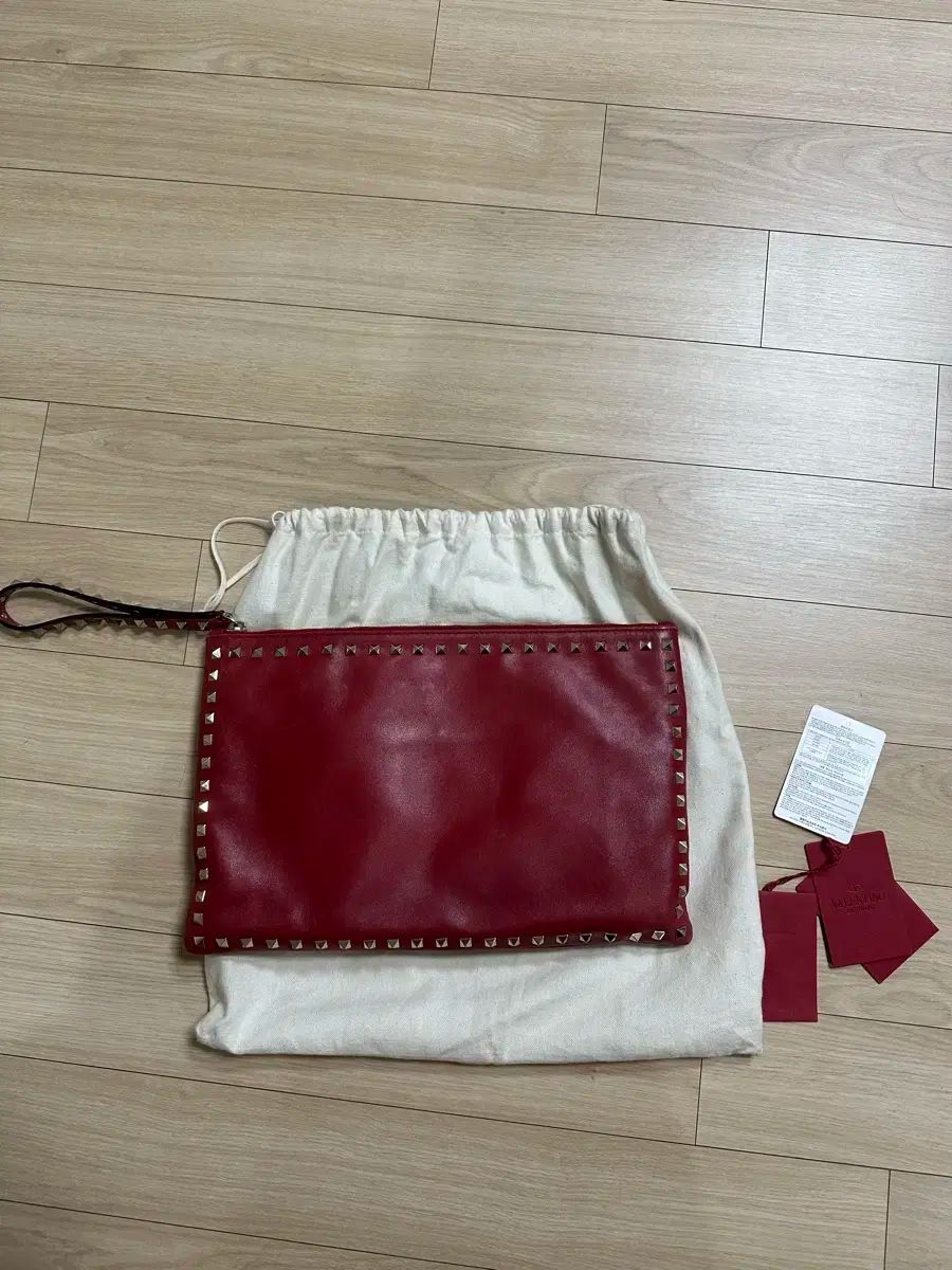 Valentino ヴァレンティノ ロックスタッズ クラッチ 赤