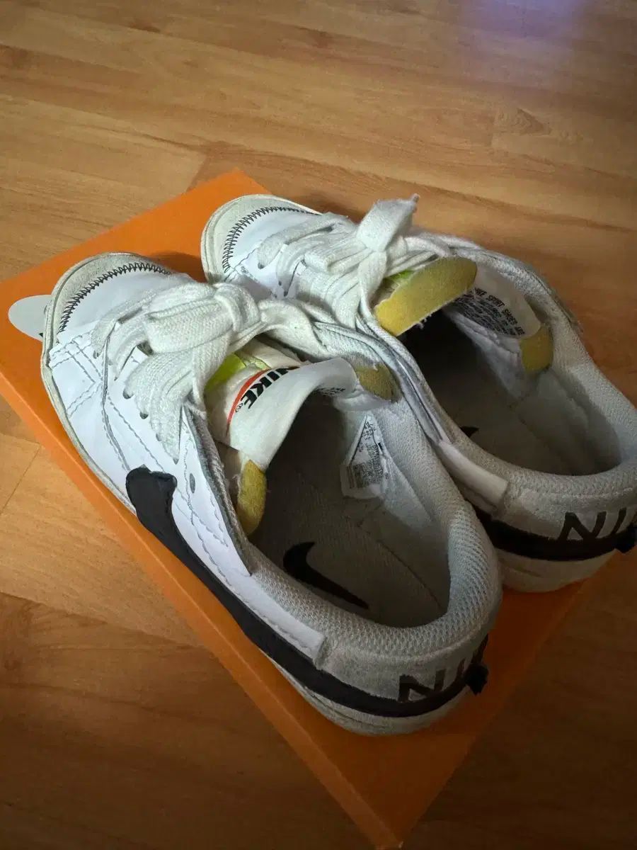 【雷市場（ポンジャン）商品韓国直送】 NIKE(ナイキ) ジャンボ ブレザーロー 255