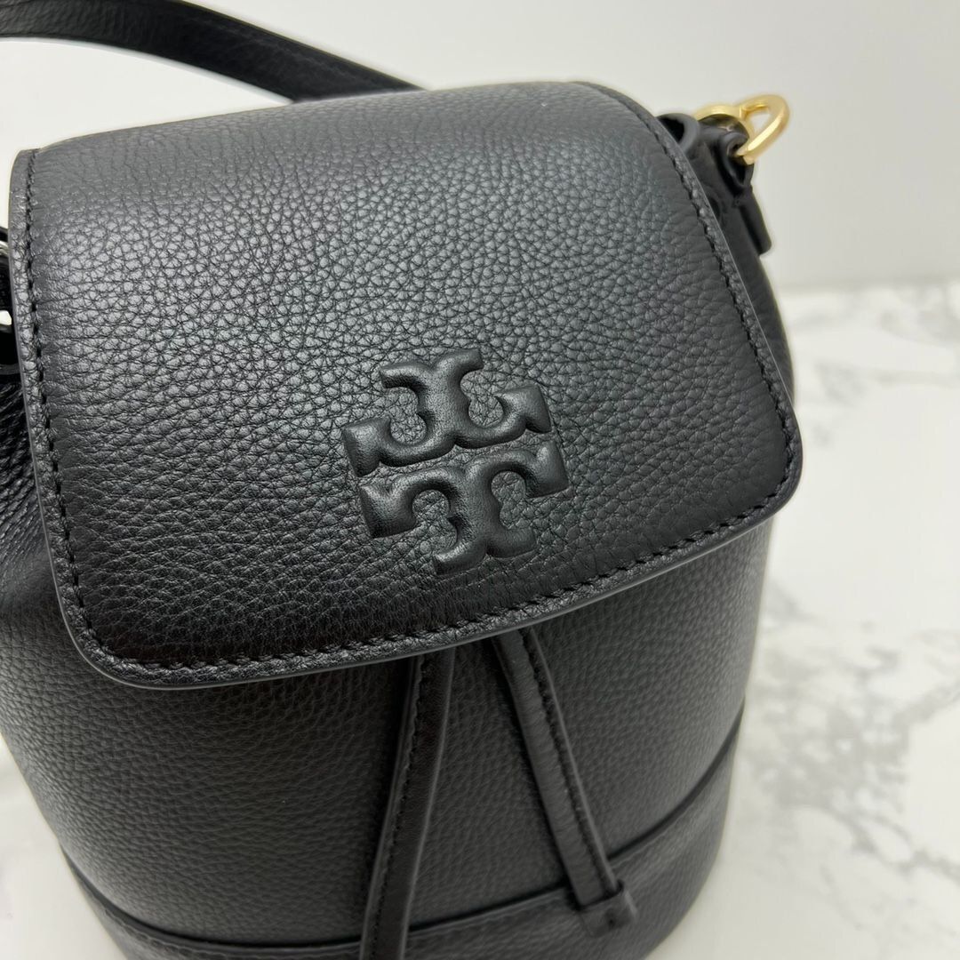 TORY BURCH THEA ミニ バックパック バケット バッグ カジュアル 旅行 3WAY レディース　多様な活用 アウトレット品 ブラック #13740