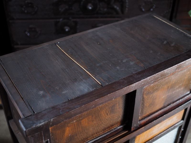 ダイヤガラスの小ぶりな水屋箪笥 昭和前期 古録展 品番S10765 MARWIL-DEMENAGEMENTS_CH