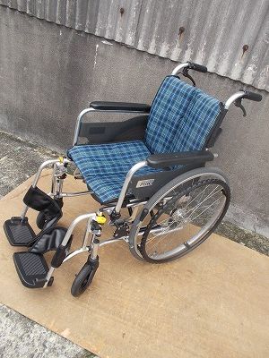 送料無料 一部地域を除く ミキ MIKI 自走用車いす スキット SKT-4 TS-25-1020-02