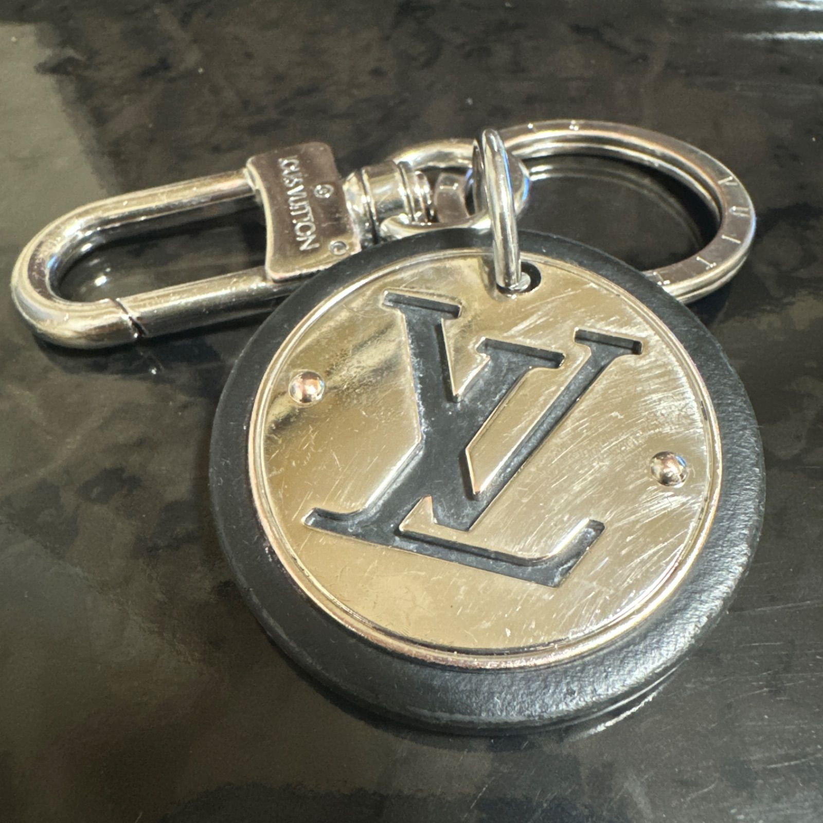 LOUIS VUITTON ルイヴィトン キーリング シルバー ブラック ロゴ入り 