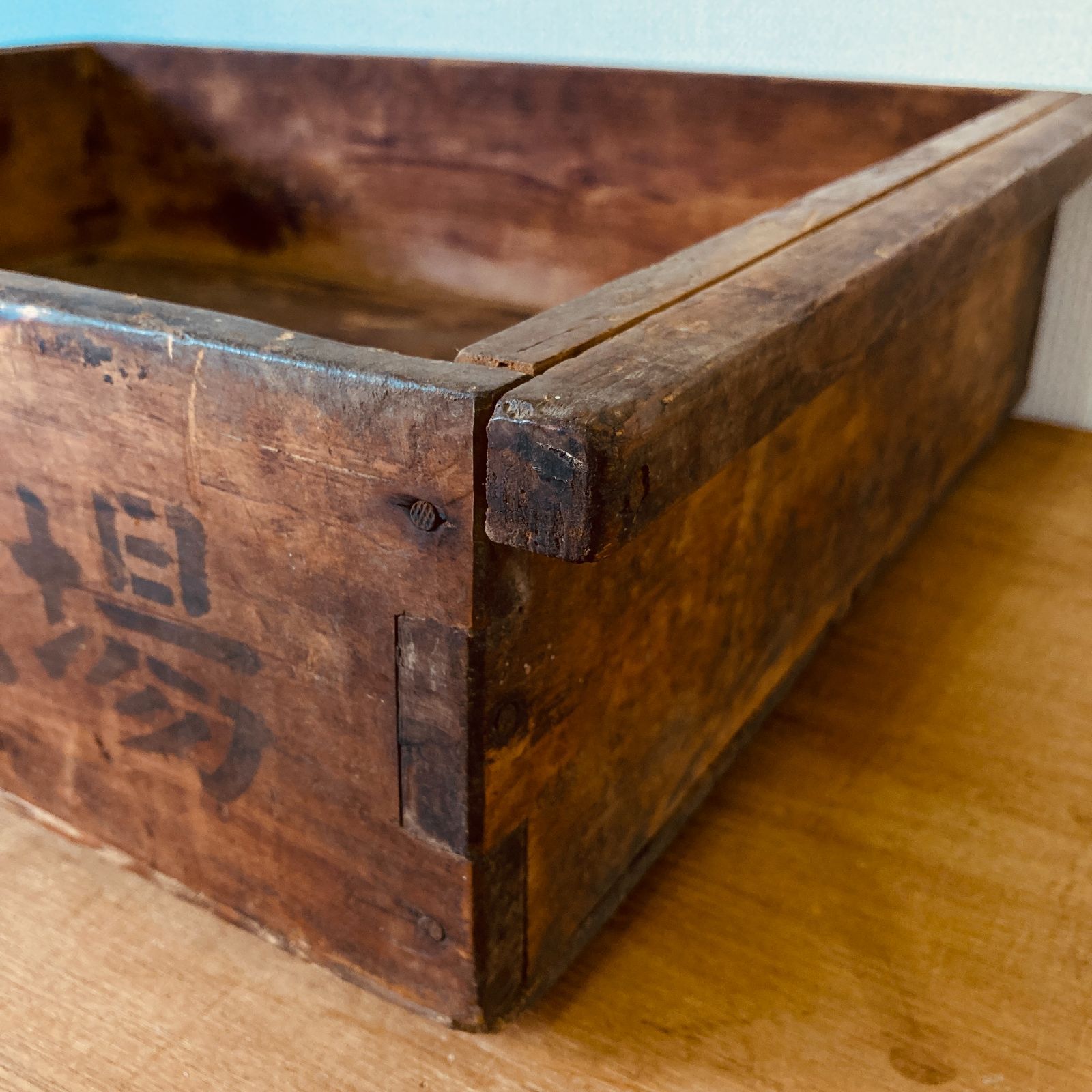 昭和レトロ・パン工場の古い木箱 - メルカリ