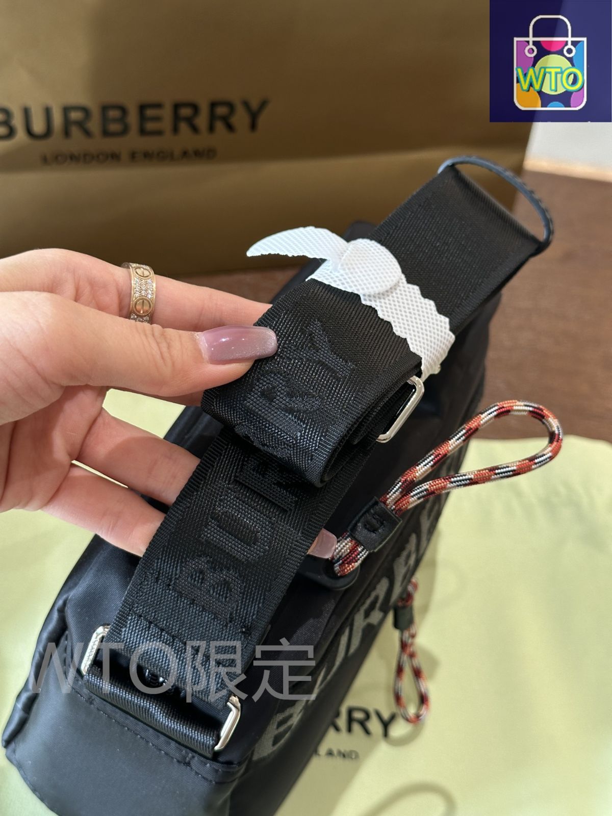 今日特価】Burberry ナイロン カメラバッグ 23cm - メルカリ
