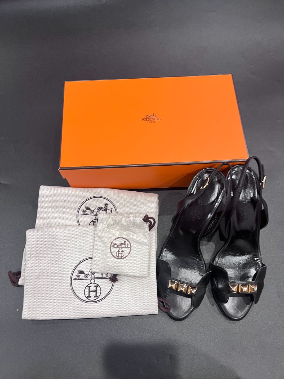 HERMES レザー スタッズ 黒 サンダル D25072307