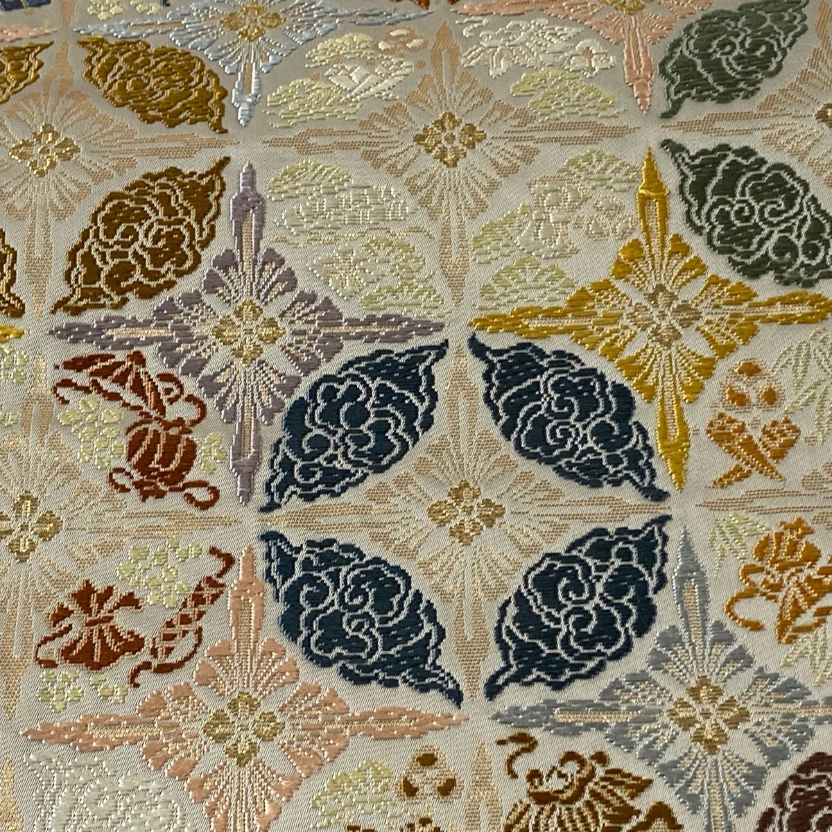 ◆663◆袋帯 六通 逸品 華文 有職文様 相良刺繍 金糸駒刺繍　正絹　着物帯 袋帯 秀品 関西仕立て 草花 相良刺繍 銀糸 クリーム お太鼓柄