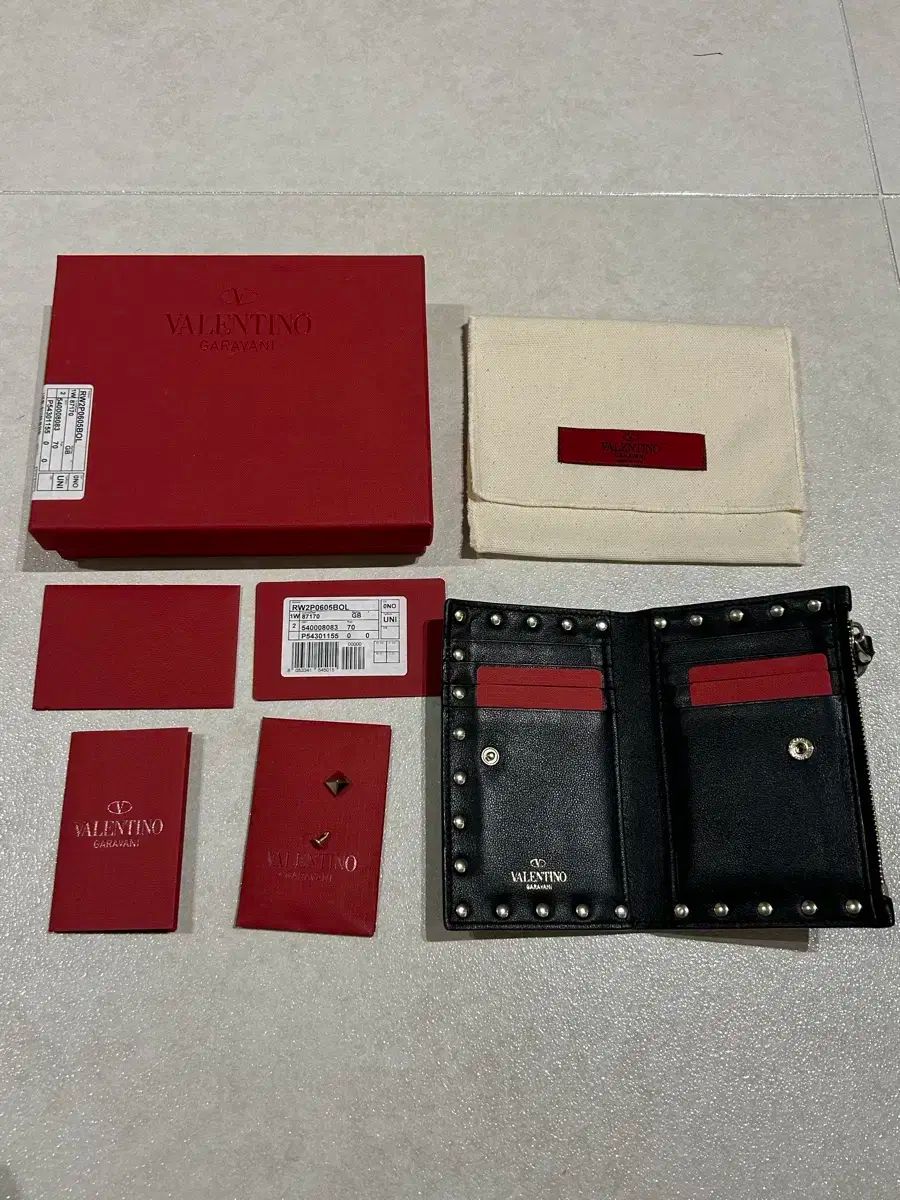 Valentino(ヴァレンティノ) ロックスタッズ カードウォレット
