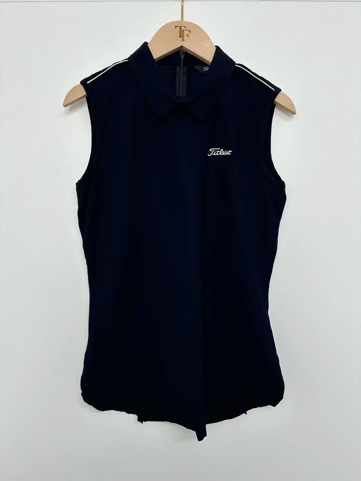 【雷市場（ポンジャン）商品韓国直送】 586 Titleist(タイトリスト) 肩 フリル カラー ノースリーブ_ブラック ( S ）