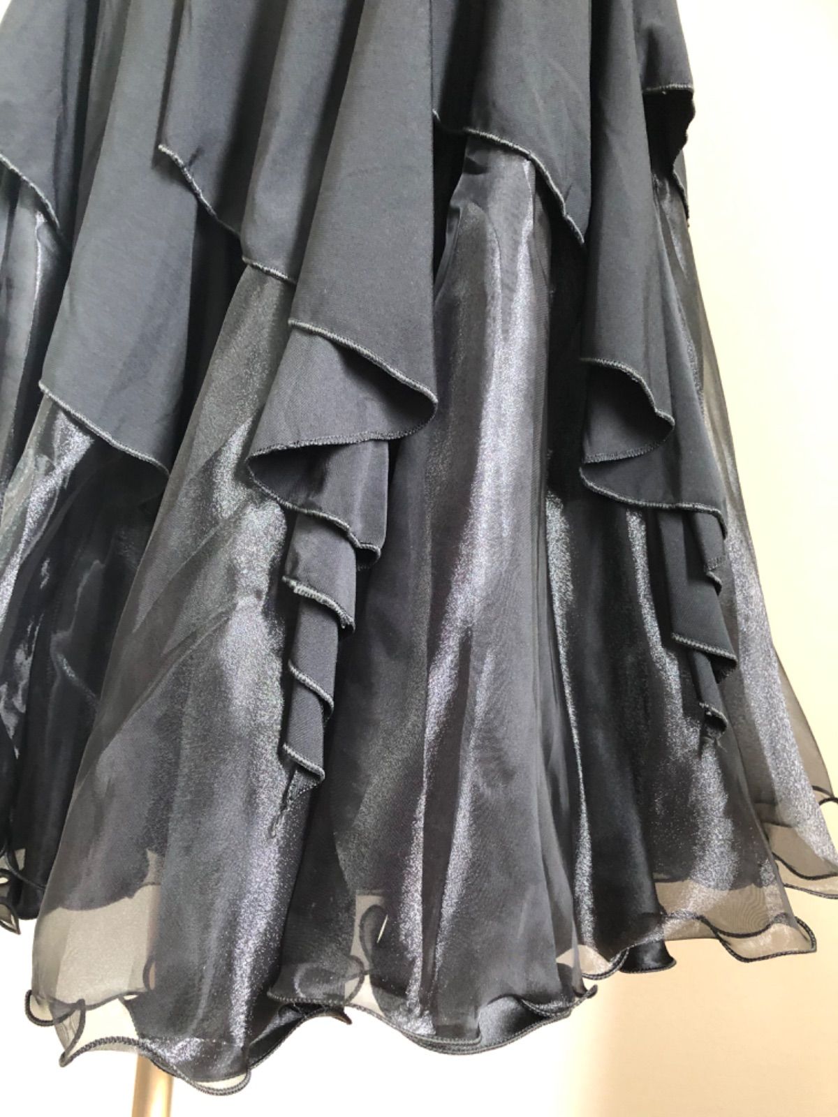 【未使用品】社交ダンス用豪華なフレアスカート 黒×ピンク花柄オーガンジー 新品 豪華 社交ダンス スカート 黒 ピンク 白 ワルツ タンゴ