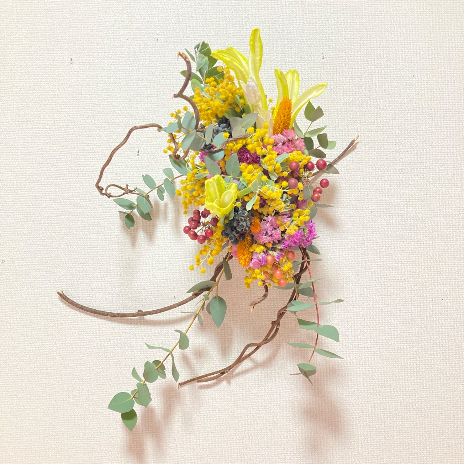 創作キュウイツルスワッグ　ミモザ＆高砂ユリイエロー 創作キュウイツルスワッグ ミモザ＆高砂ユリイエロー - メルカリ