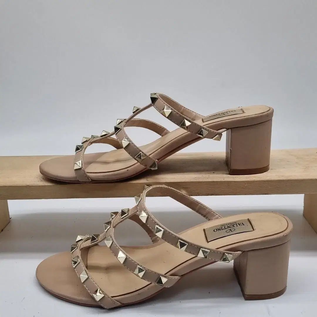 【VALENTINO】ロックスタッズ ラバー スライドサンダル ロックスタッズ ラバー スリッパ for ウィメンズ インチ パウダー