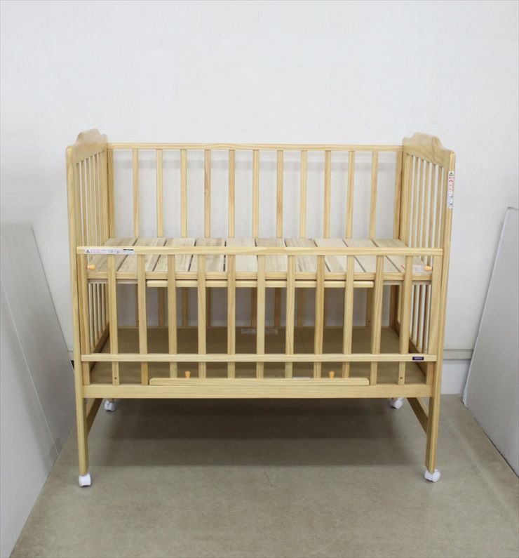 美品 ハイシートベビーベッド ナチュラル カトージ 通気性の良いすのこ  