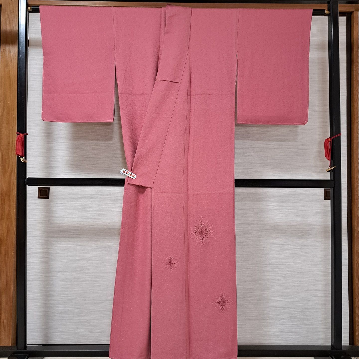 u*2様 裄66.5 飛び柄刺繍 付け下げ 正絹 薄いピンク 洒落紋 着物 U- 特選総刺繍紋意匠小紋着尺 「レース華文・鉛色」 幅広い場で重宝