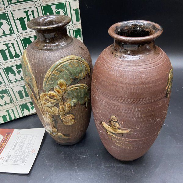 G347 琉球古典焼 無落款 花瓶2点おまとめ 椰子と家屋風景