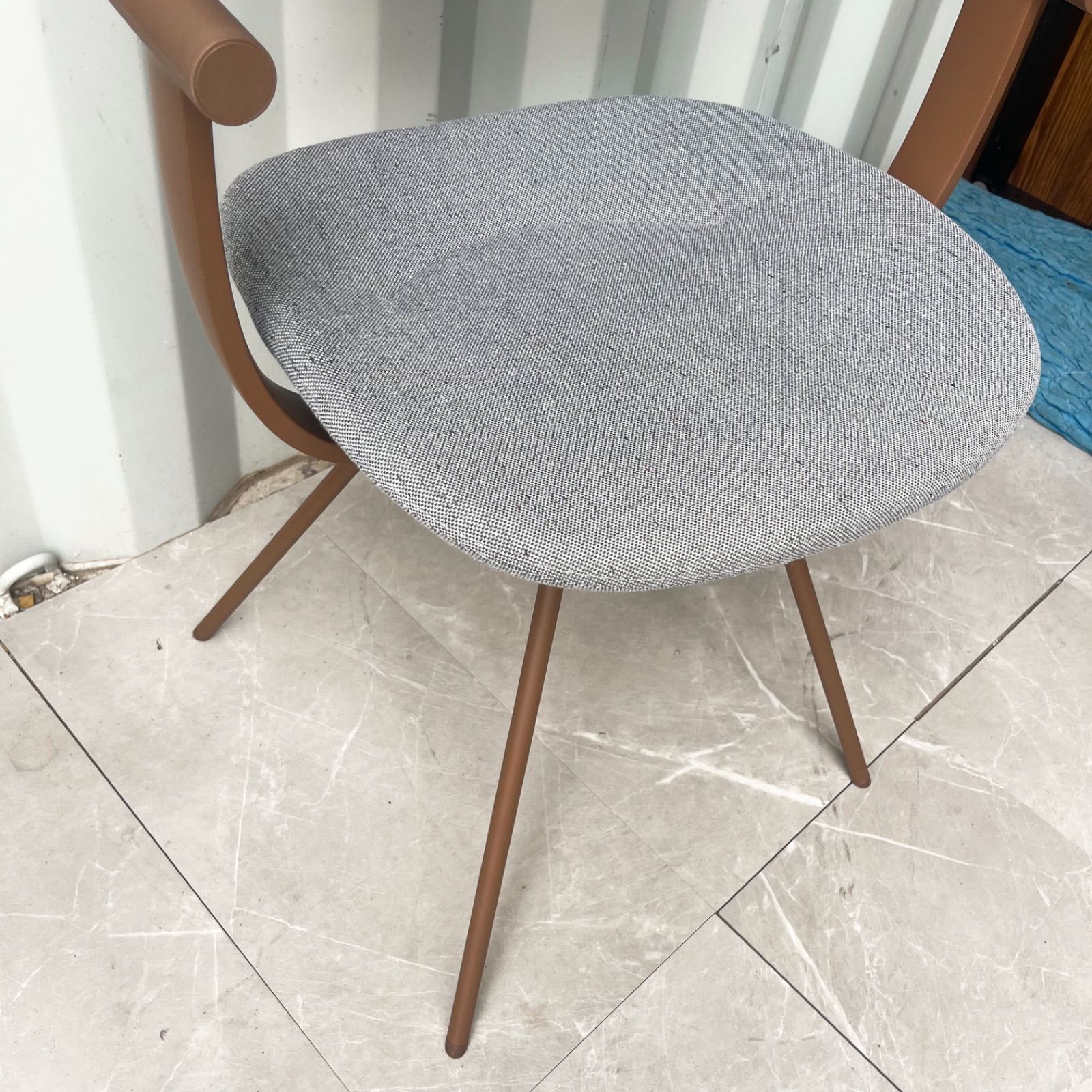 グレーファブリック回転式オフィスチェア