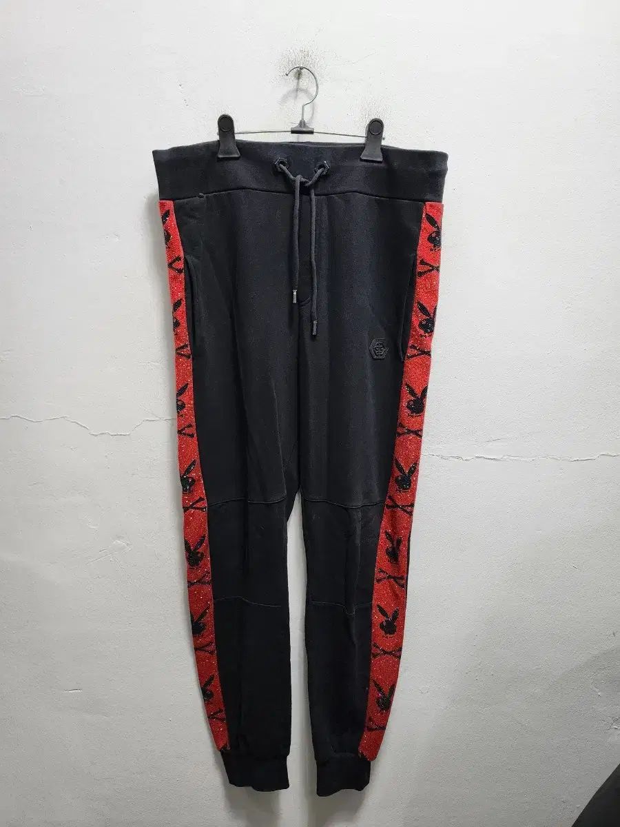 【雷市場（ポンジャン）商品韓国直送】 PHILIPP PLEIN(フィリッププレイン) x PLAYBOY(プレイボーイ) キュービック トラックパンツ