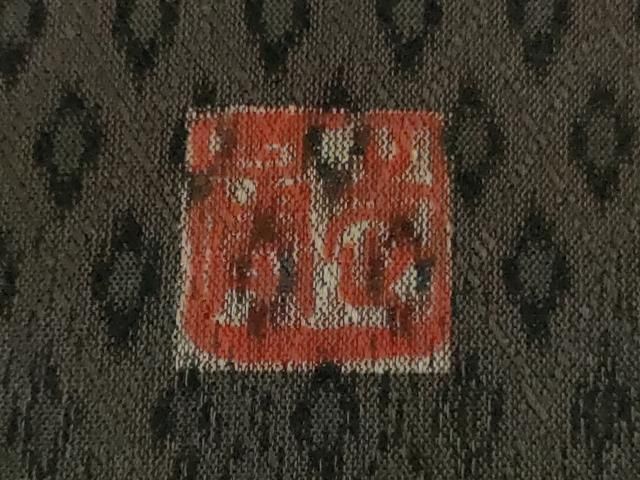 平和屋本店□極上 伝統工芸士 曽根武勇 お召 菱文 黒紅色地 逸品 未