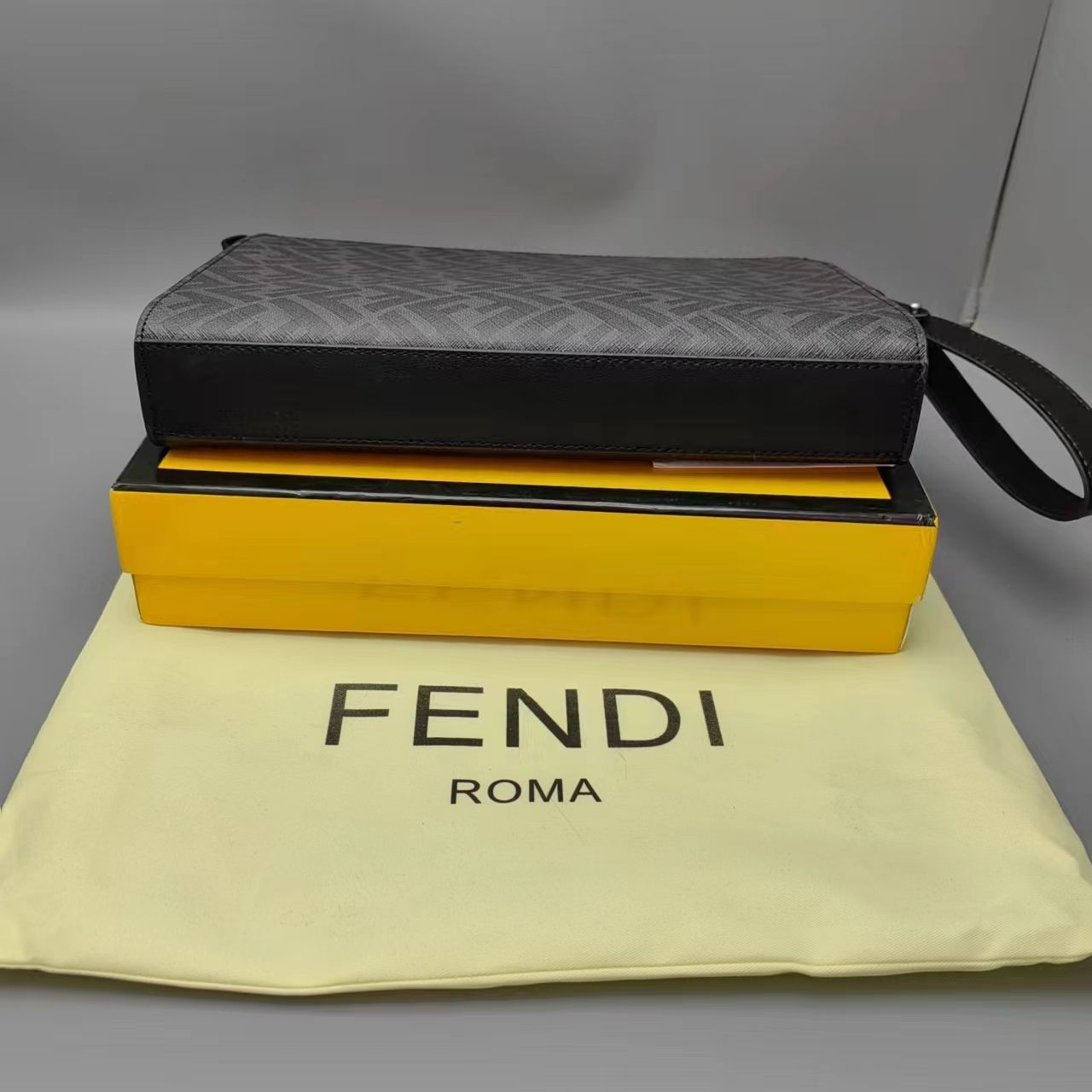FENDIメンズフラット スリム クラッチ グレーファブリックバッグ