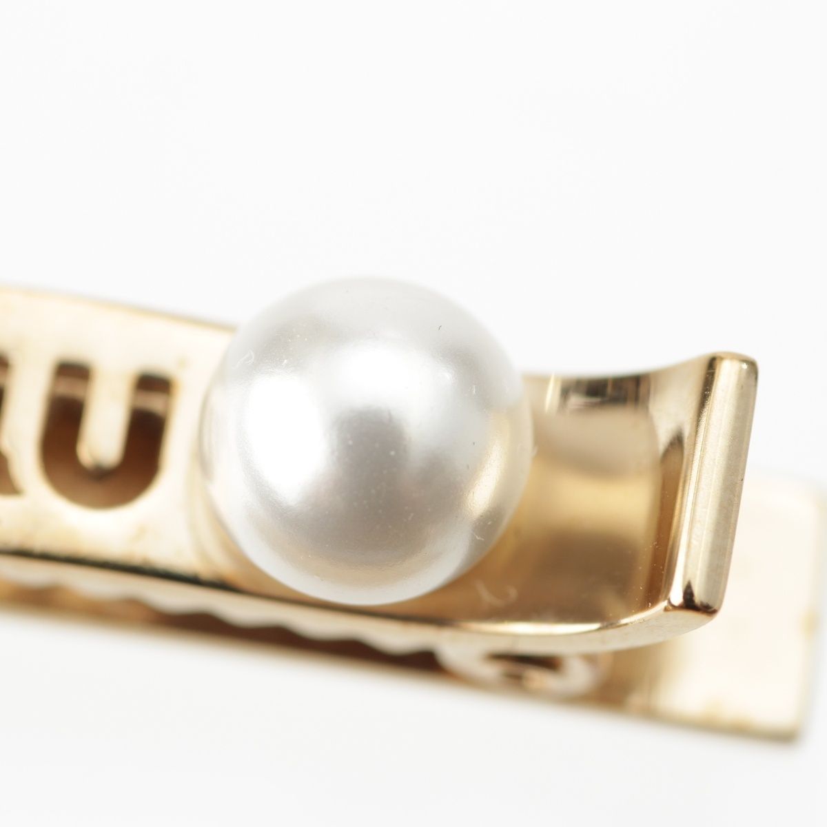 ミュウミュウ パール エンボスロゴ クリップ ヘアアクセサリー