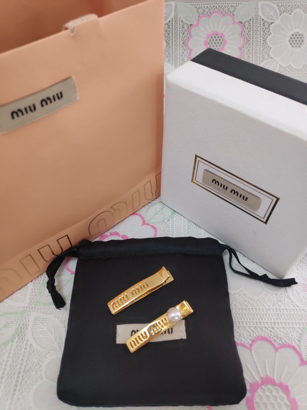 ミュウミュウ✨Miumiu ヘアピン ヘアクリップ ロゴメタル 金色
