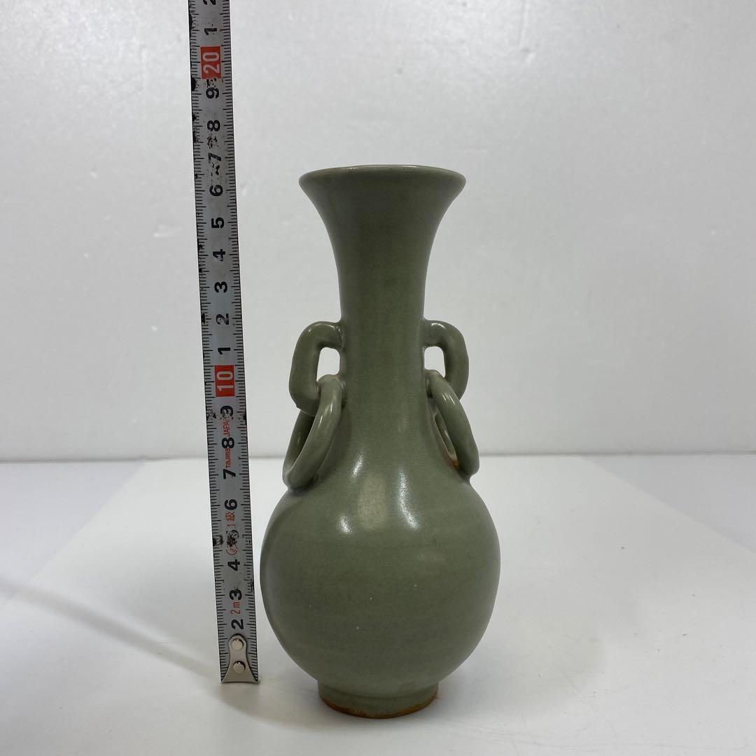 耳環付青磁花瓶