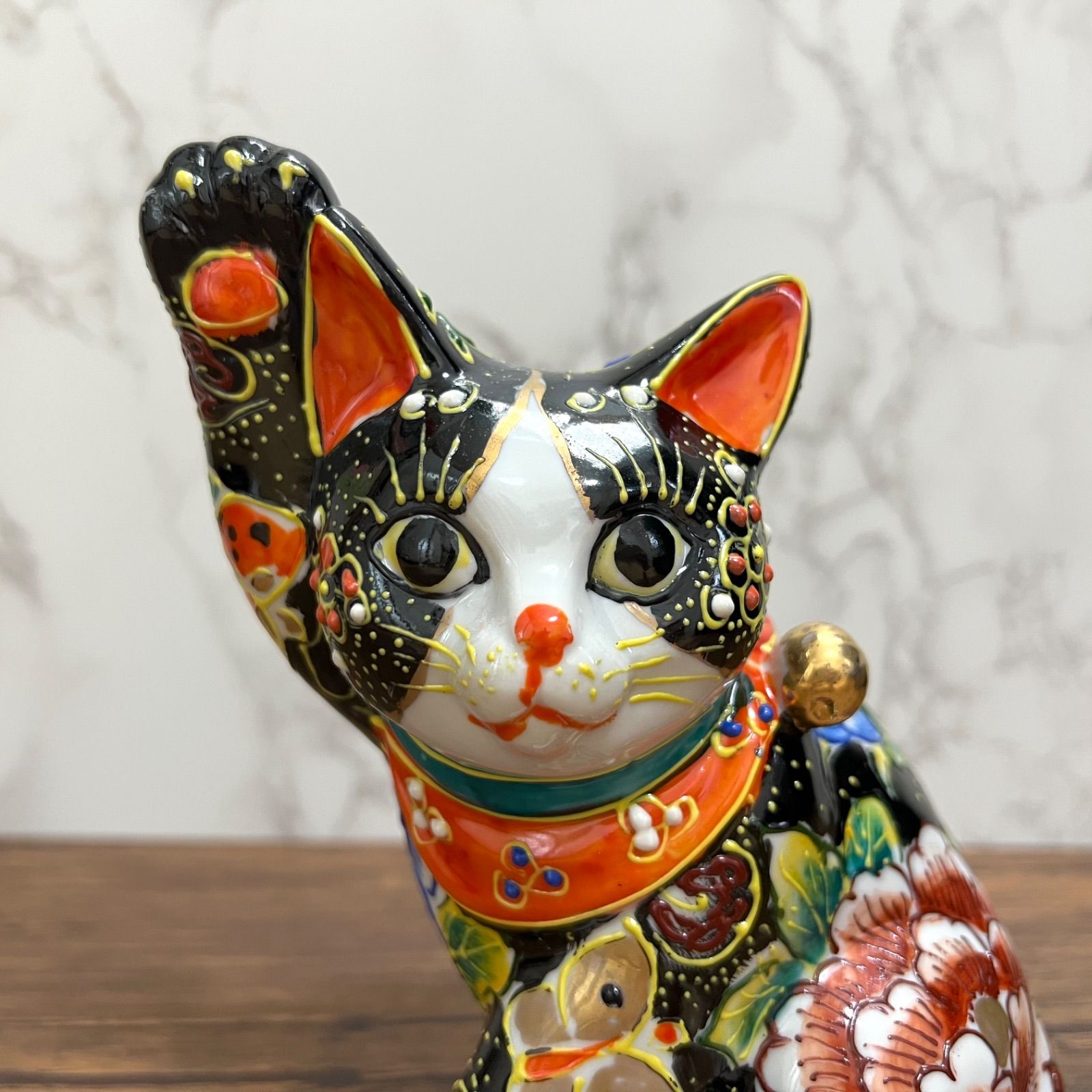 九谷焼】横座り 招き猫 黒盛 花と蝶 5.5号 縁起物 置物 右手 金運