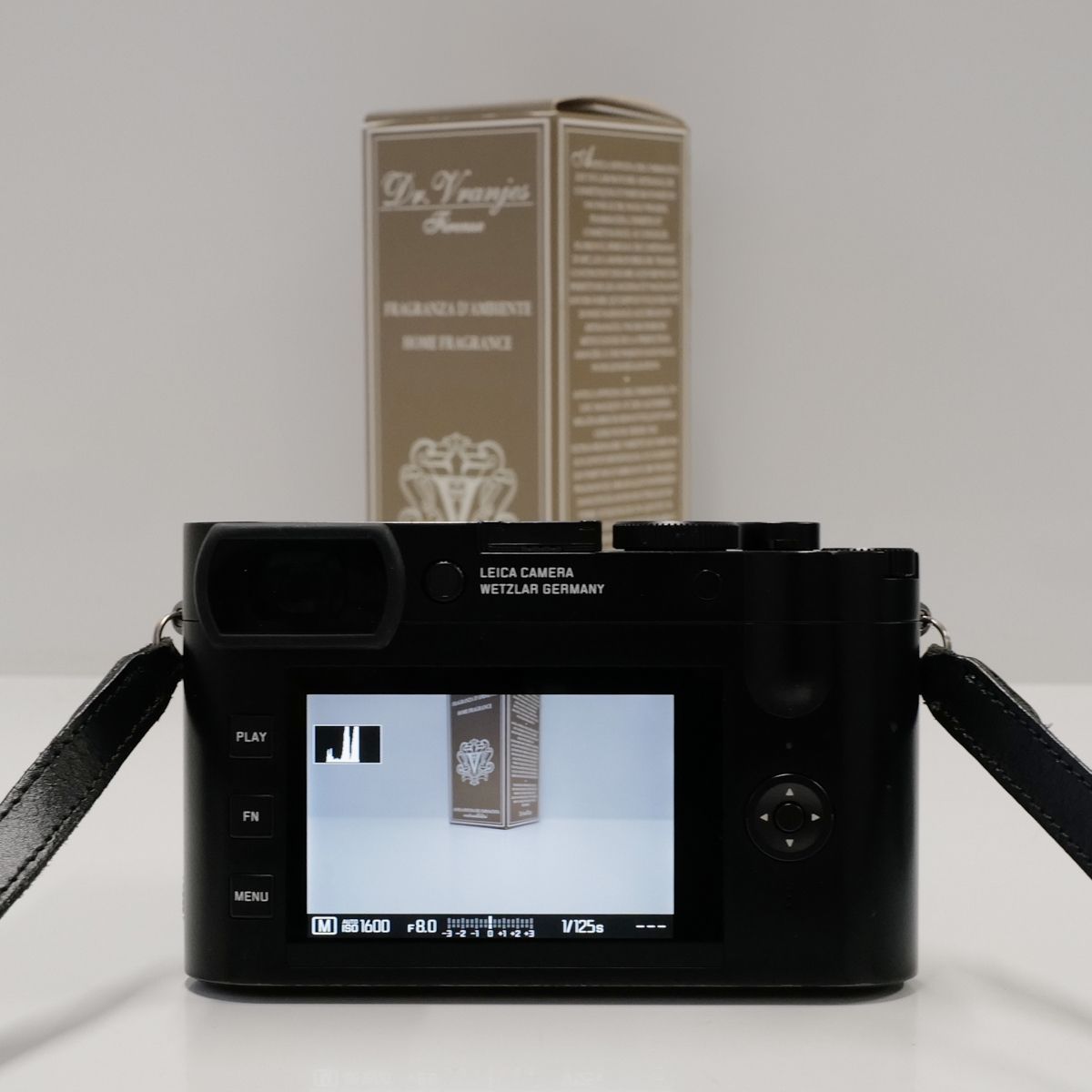 LEICA Q2 USED美品 デジタルカメラ 本体＋バッテリー フルサイズ 単 
