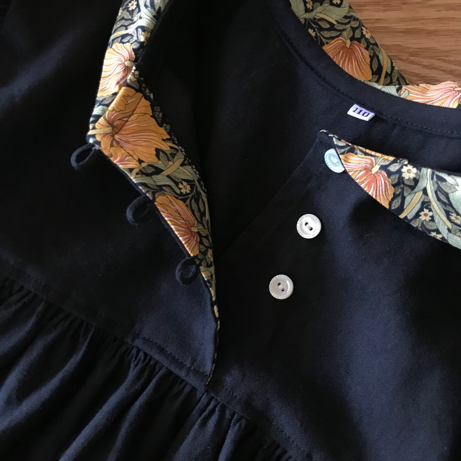 ぽわん袖のワンピース.ウィリアムモリス×ライトグレー　size120 大人服選べるウィリアムモリス❁︎ぽわん袖ワンピース