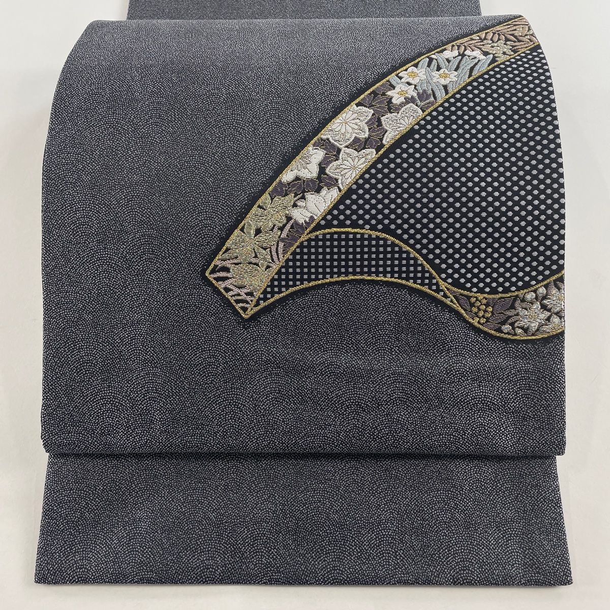 袋帯 秀品 草花 鮫 金銀糸 刺繍 黒灰 お太鼓柄 正絹 【中古