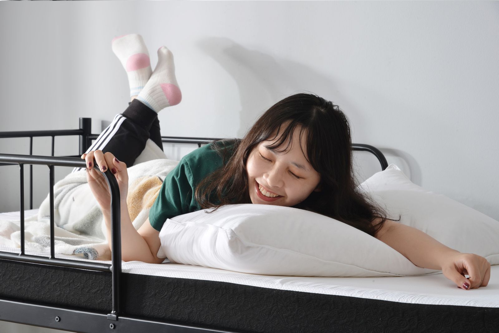 ブラック二段ベッド 子供部屋用 パイプ製 省スペース設計 二段ベッド 二