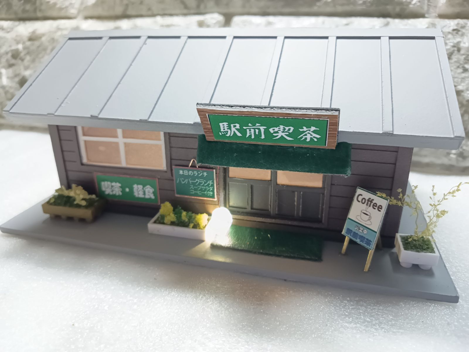 HOゲージ 夜景 着色品 ストラクチャー 緑の駅前 喫茶店 照明付き建物 完成品