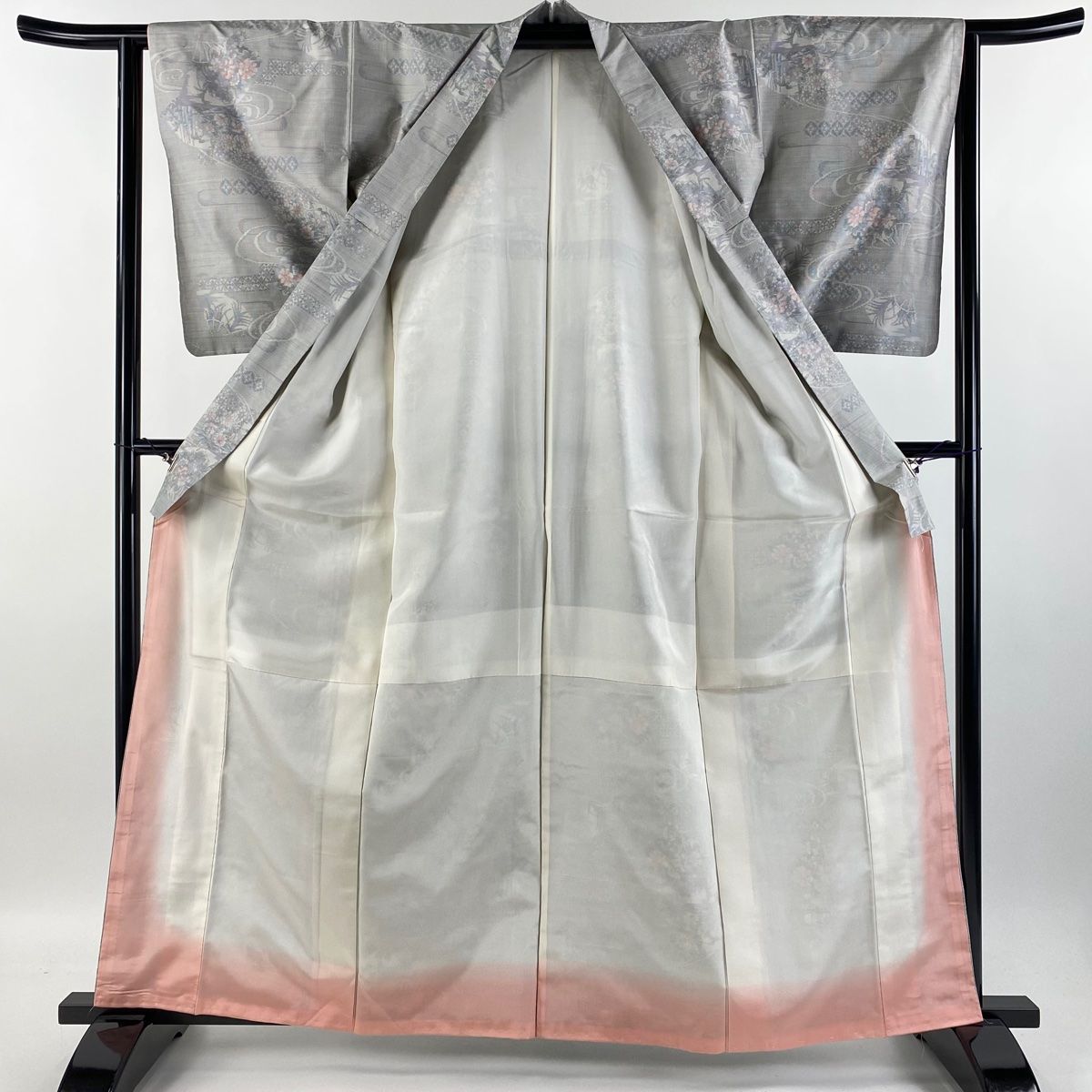 美品 紬 グレー濃淡 雲取り 風景柄 花文 バチ衿 身丈161cm 裄丈64cm 美品 紬 グレー濃淡 雲取り 風景柄 花文 バチ衿 身丈161cm 裄