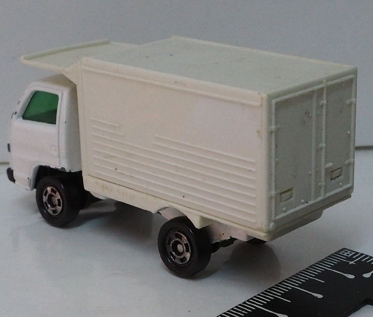 トミカ いすゞ エルフ 日本航空仕様 トミカ【空港用 機内食運搬車 トラック イスズ エルフ ISUZU ELF