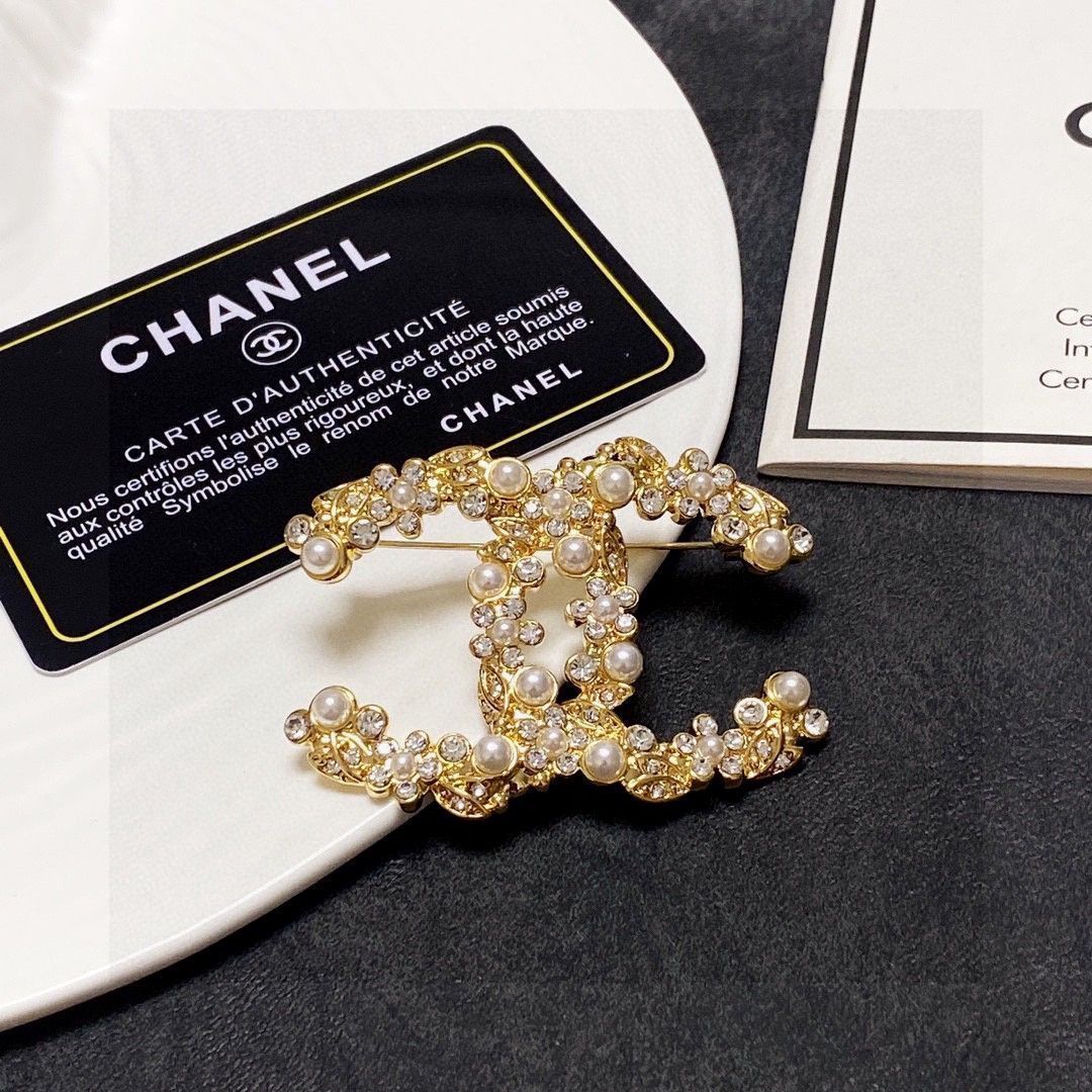 【煌めく輝きはまるで宝石】★CHANEL★ブローチ★ギフトにも 煌めく輝きはまるで宝石】☆CHANEL☆ブローチ☆ギフトにも