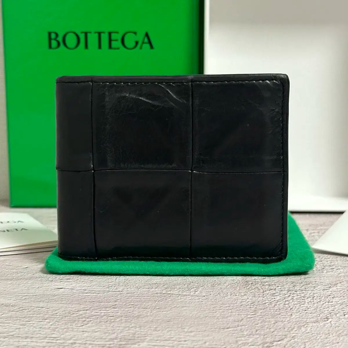 付属品完備 Bottega Veneta(ボッテガヴェネタ) ナイロン マキシ フラップ 二つ折り財布 ブラック