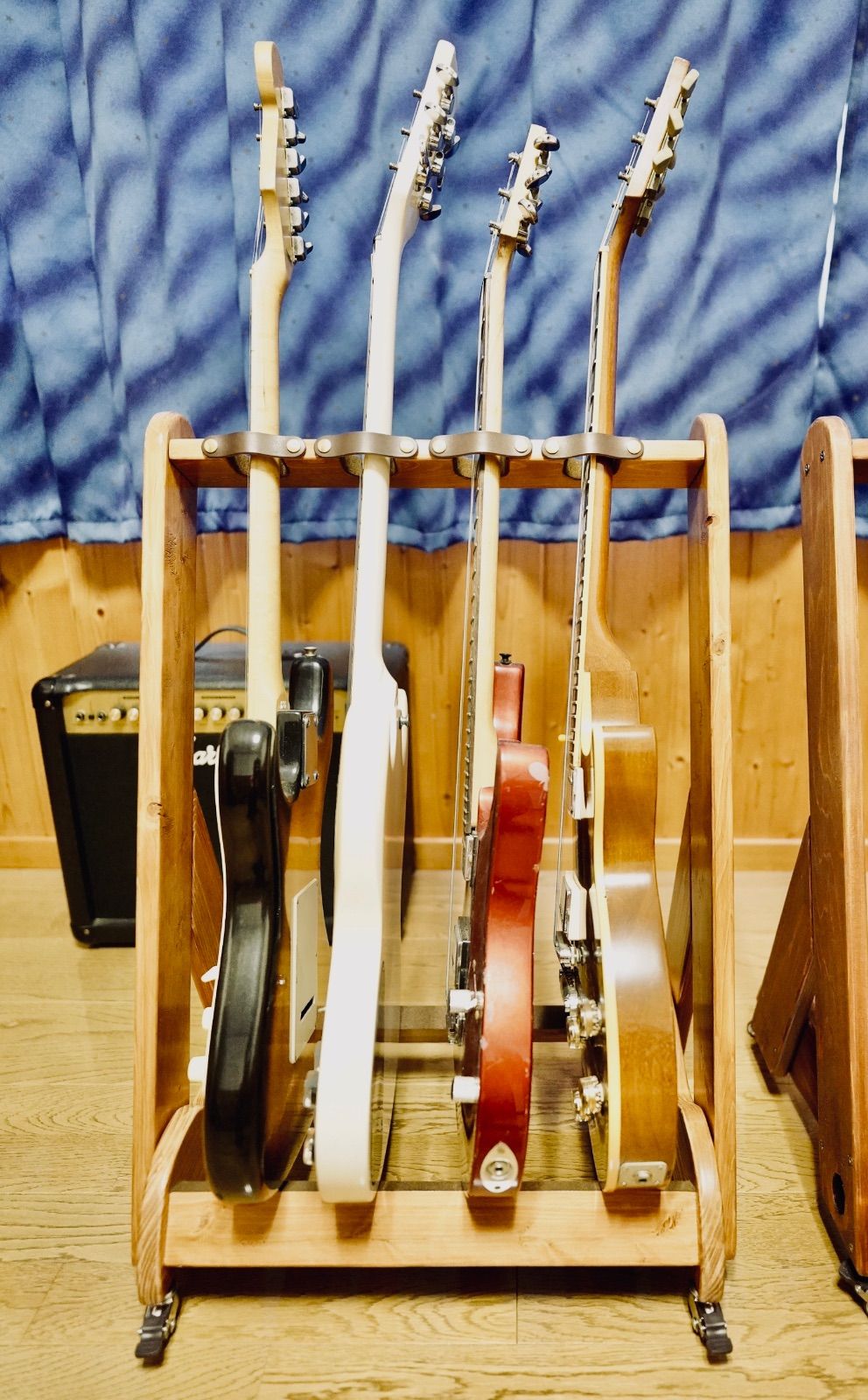  １台 手作り木工 木製ギタースタンド ４本掛け キャスター 転倒防止ベルト付き スタンド ギター ベース用パーツ アクセサリー