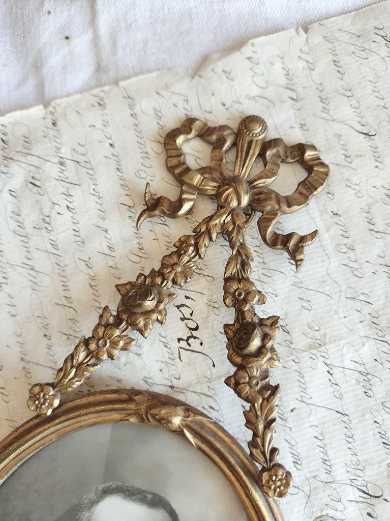 フランス アンティーク 真鍮 リボン装飾付き 吊り下げ フォトフォトフレーム 1900年