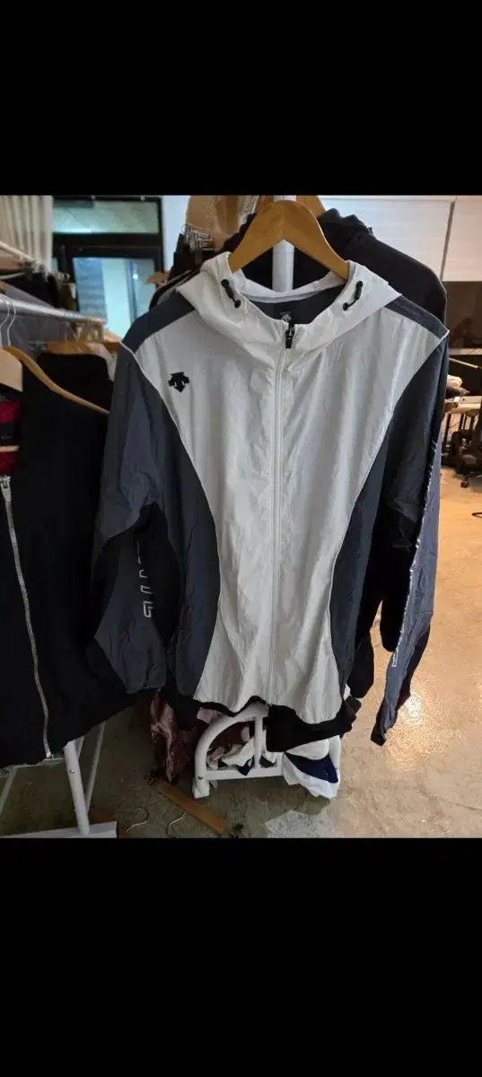 【雷市場（ポンジャン）商品韓国直送】 DESCENTE(デサント) ウインドブレーカー 105 サイズ