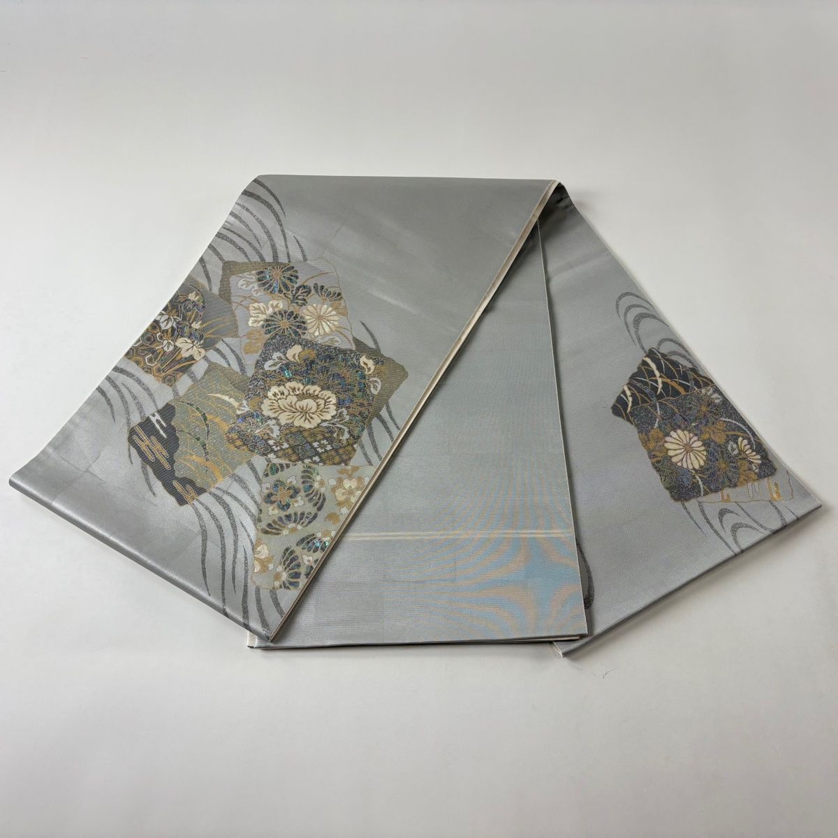 袋帯 美品 秀品 やまと 草花 雪芝 螺鈿 金彩 灰色 お太鼓柄 正絹