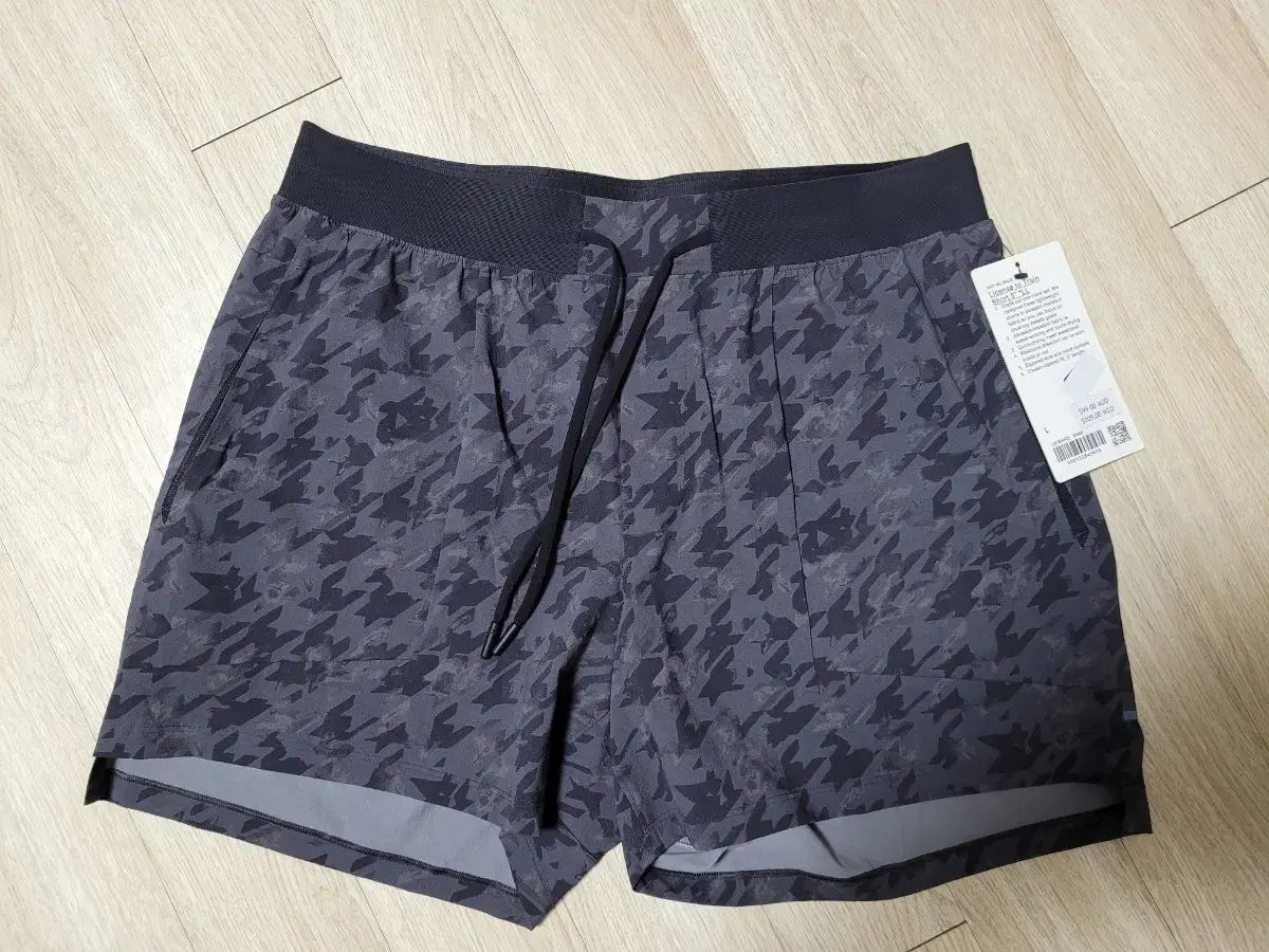 韓国では未発売 lululemon（ルルレモン） ライセンス 二 列車 5 インチ ライナーレス large₍ラージ) 販売