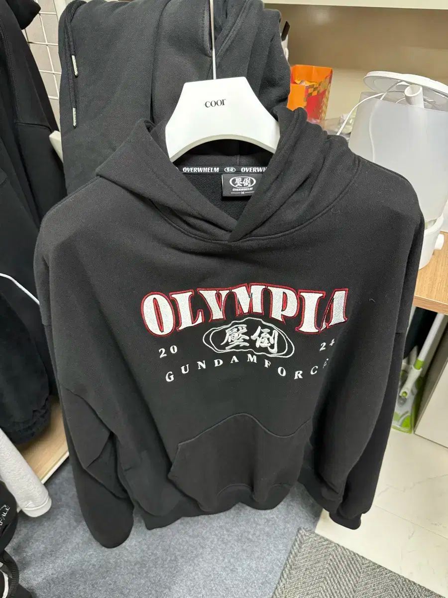 圧倒する オリンピア フード付きTシャツ