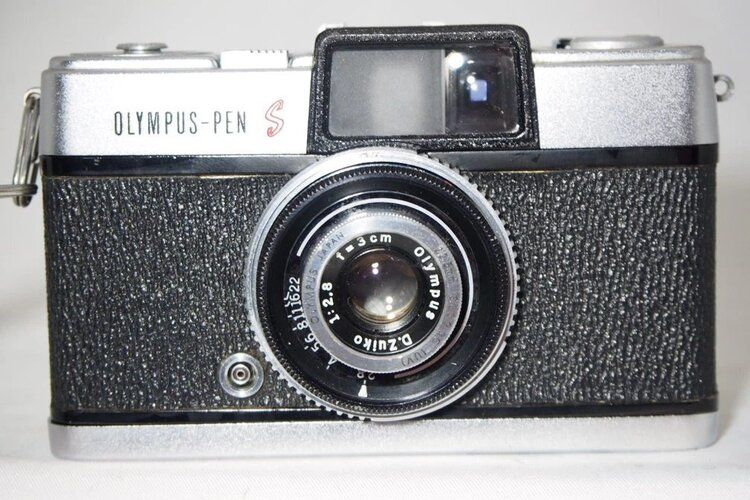 OLYMPUS PEN S フィルムカメラ キレキレの写りで魅了する、ハーフサイズのフィルムカメラ