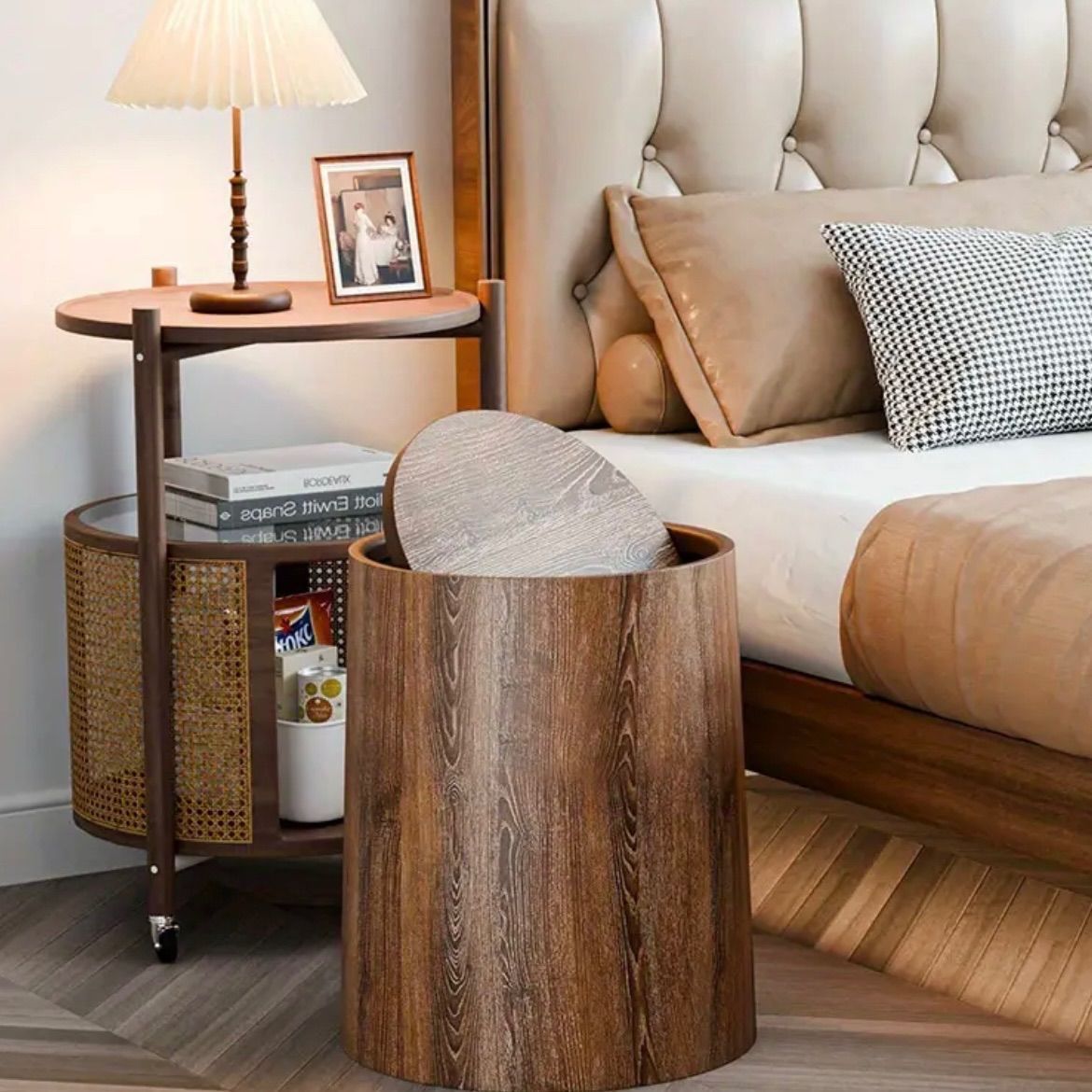 置物 ゴミ箱 大容量 木目調 プラスチック製 楕円形 フタ付き 臭い漏れ防止 リビング キッチン バスルーム オフィス向け 家庭用 日常使い インテリア雑貨 室内用 スリムデザイン 省スペース設計 手動開閉 便利収納 リラクシングスタイル ナチュラル