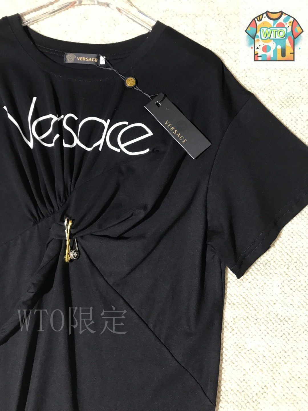 【VERSACE】コットンジャージー 刺繍Tシャツ 今日特価】VERSACE New Pin-Embellished Twist Letter Print