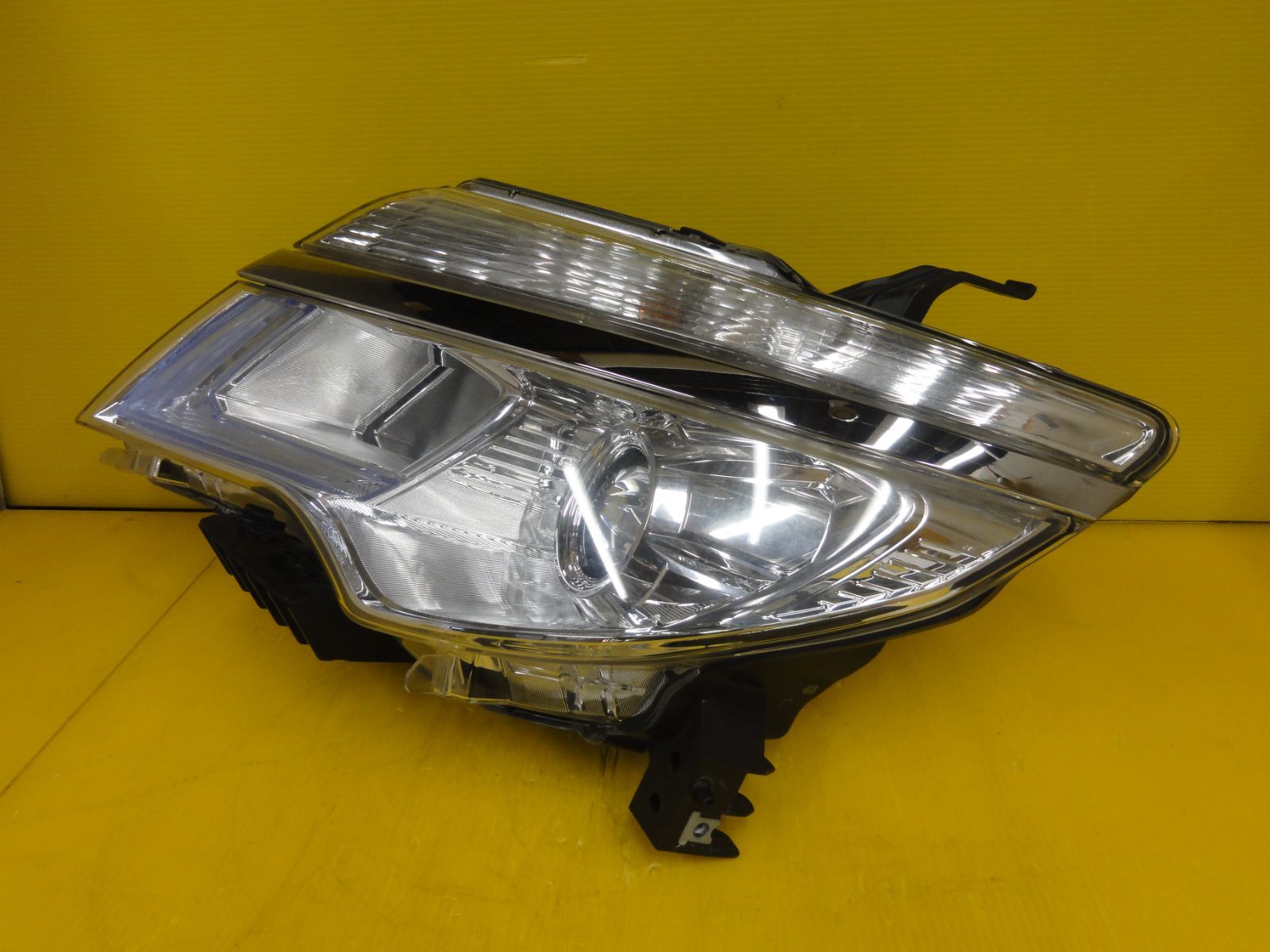 Ｃ２６　セレナ　右ヘッドライト　ＫＯＩＴＯ１００－２３６８２　２６０２５－３ＪＹ０Ｄ 190606 C26 セレナ 後期 右ヘッドランプ ハロゲン KOITO 100-23682