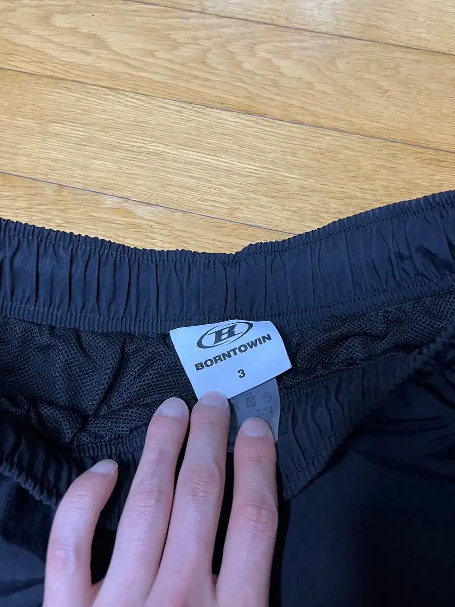 トラックパンツ