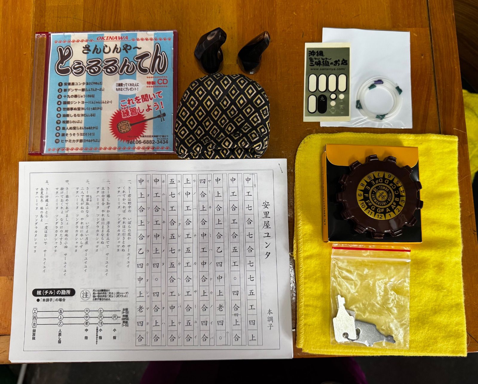 琉球 沖縄 三線 希少本蛇皮張 アルミハードケース 付属品多数 琉球 沖縄 三線 希少本蛇皮張 アルミハードケース 付属品多数
