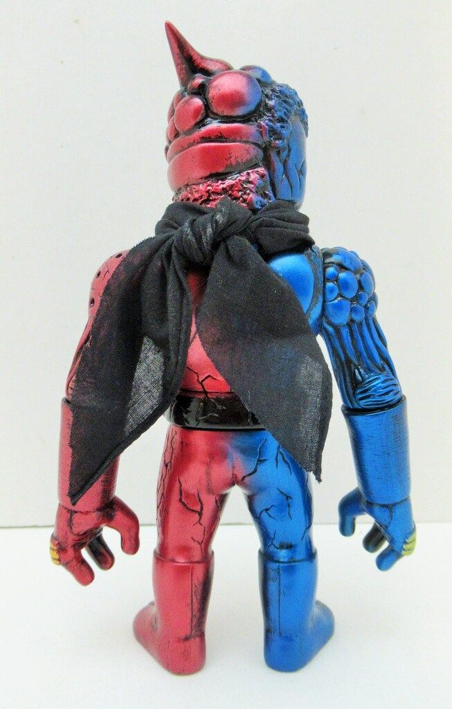 REALHEAD カオスマン1号 電光石火 黒成型/メタ赤/青/黒マフラー REALHEAD カオスマン1号 電光石火 黒成型/メタ赤/青/金/銀塗装/ピンク