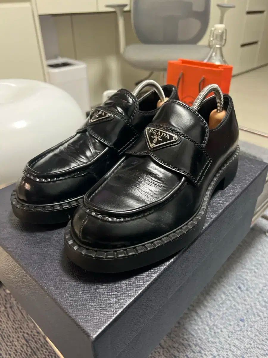 6 5 255 プラダ チョコレート ブラッシュド ローファー