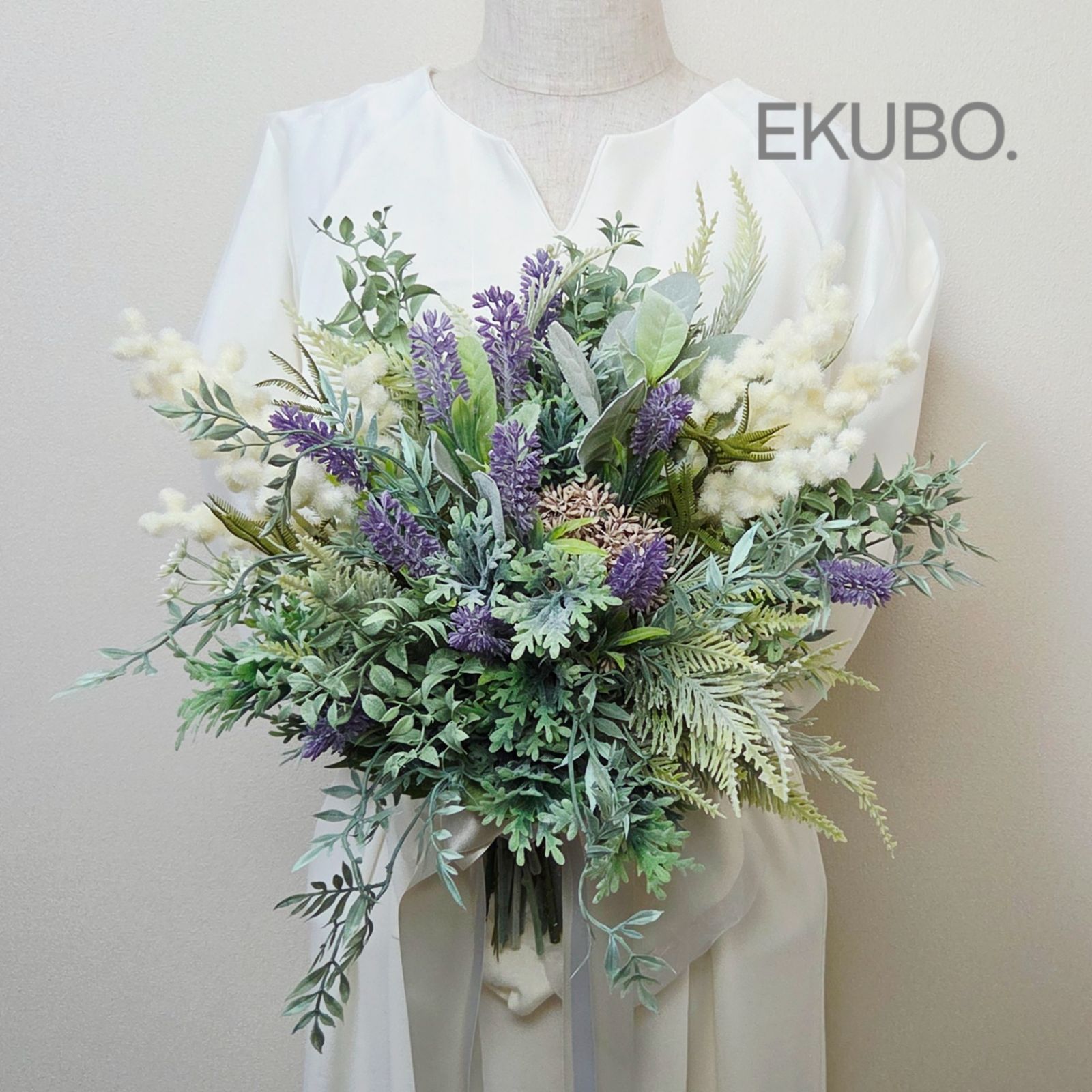 ラベンダーとグリーンのクラッチブーケ ウェディングブーケ-ブートニア n825